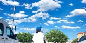 【하지원 Ha Ji Won ハ・ジウォン公式Instagram】展示を前にドキドキして緊張した私に青空と雲の日差しが暖かく慰めてくれた ☁️☁️☁️☁️☁️☀️🧢🩵🌀 2024.5.4